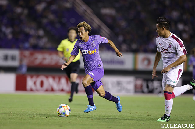前節2ゴールの柏 好文（広島）が得意のドリブルでＣ大阪陣内に進入【明治安田Ｊ１ 第18節 広島vsＣ大阪】