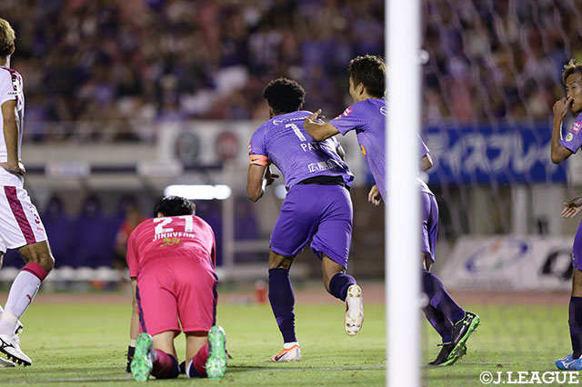 右サイドからのクロスをパトリック（広島/#10）がヘディングで合わせて同点に追いつく！【明治安田Ｊ１ 第18節 広島vsＣ大阪】