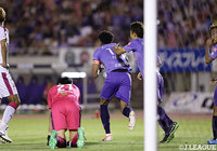 右サイドからのクロスをパトリック(広島/#10)がヘディングで合わせて同点に追いつく!【明治安田J1 第18節 広島vsC大阪】