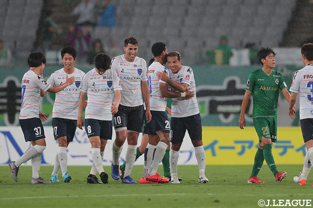 前半43分、レアンドロ ドミンゲス（#40）のコースを狙ったミドルシュートがネットに吸い込まれ、横浜FCが逆転に成功する【明治安田Ｊ２ 第21節 東京Ｖvs横浜FC】