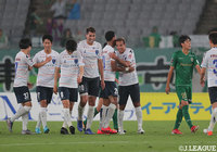 前半43分、レアンドロ ドミンゲス（#40）のコースを狙ったミドルシュートがネットに吸い込まれ、横浜FCが逆転に成功する【明治安田Ｊ２ 第21節 東京Ｖvs横浜FC】