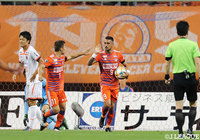 右サイドからのクロスに走り込んだレオナルド(#9)が頭で合わせ、新潟が同点に追い付く!【明治安田J2 第21節 新潟vs大宮】