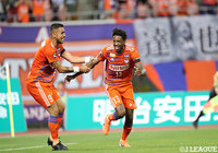 後半14分、浮き球のパスに抜け出したフランシス(新潟/#13)が右足で放ったシュートが決まり、逆転に成功する!【明治安田J2 第21節 新潟vs大宮】