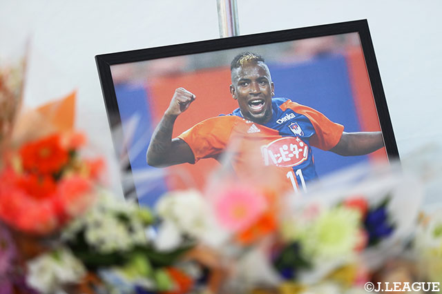 6月22日にご逝去されたターレス選手への献花台を設置。両サポーターからたくさんの献花、メッセージが寄せられました【明治安田Ｊ２ 第21節 新潟vs大宮】