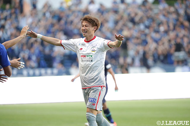 試合開始10分、川西 翔太が強烈なミドルシュートを突き刺し、岐阜が先制！【明治安田Ｊ２ 第21節 福岡vs岐阜】