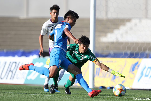 中村 亮太（秋田）が強烈なシュートを放つも、GKのファインセーブに阻まれる【明治安田Ｊ３ 第15節 秋田vs藤枝】