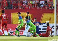 試合開始5分、右サイド深い位置からの折り返しを齊藤 未月(湘南)が蹴り込みネットを揺らす!【明治安田J1 第18節 名古屋vs湘南】