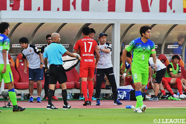スタメンに復帰した主将の丸山 祐市（名古屋）は、アクシデントにより前半9分でピッチを後に…【明治安田Ｊ１ 第18節 名古屋vs湘南】
