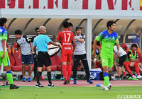 スタメンに復帰した主将の丸山 祐市（名古屋）は、アクシデントにより前半9分でピッチを後に…【明治安田Ｊ１ 第18節 名古屋vs湘南】