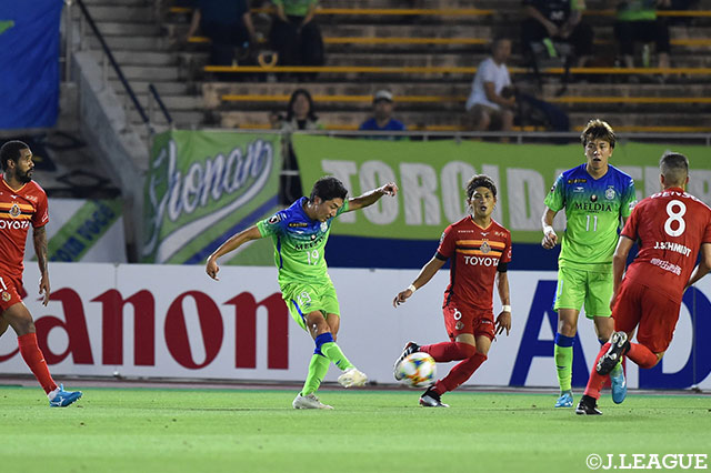 後半37分、金子 大毅がPA左でボールをカットし、迷わず右足で鋭く巻いたシュートを放つ！これがゴール右に決まり、湘南が追加点を獲得【明治安田Ｊ１ 第18節 名古屋vs湘南】