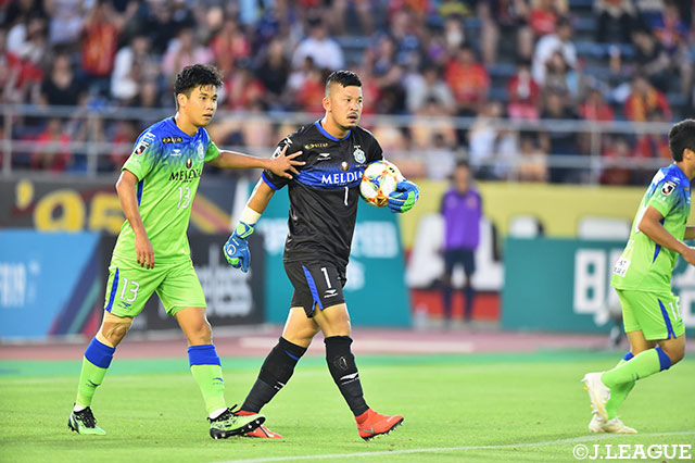 湘南は秋元 陽太（#1）を中心に、強力な名古屋攻撃陣をシャットダウンした【明治安田Ｊ１ 第18節 名古屋vs湘南】