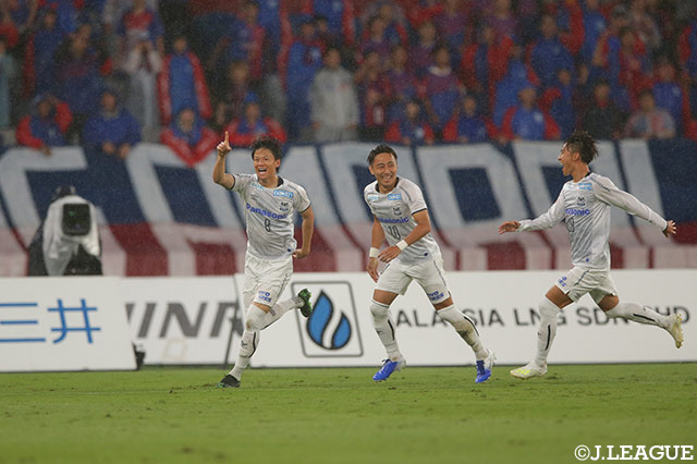 前半5分、小野瀬 康介（#8）の今季3ゴール目でアウェイのＧ大阪が先制に成功する【明治安田Ｊ１ 第18節 FC東京vsＧ大阪】