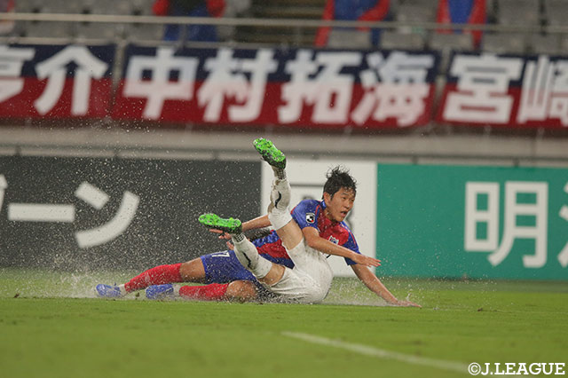 厳しいマークを受けるナ サンホ（FC東京）。得点を演出するなど、交代でピッチを後にするまで危険な存在であり続けた【明治安田Ｊ１ 第18節 FC東京vsＧ大阪】