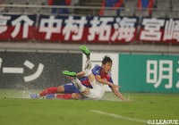 厳しいマークを受けるナ サンホ（FC東京）。得点を演出するなど、交代でピッチを後にするまで危険な存在であり続けた【明治安田Ｊ１ 第18節 FC東京vsＧ大阪】