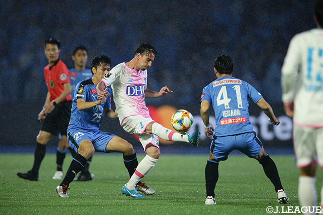 囲まれながらもボールをキープするイサック クエンカ（鳥栖）【明治安田Ｊ１ 第18節 川崎Ｆvs鳥栖】