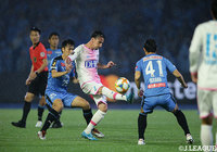 囲まれながらもボールをキープするイサック クエンカ（鳥栖）【明治安田Ｊ１ 第18節 川崎Ｆvs鳥栖】