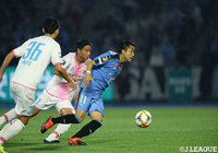 強引に突破を計る小林 悠(川崎F)。惜しくも無得点に終わり、J1通算100ゴールはお預け【明治安田J1 第18節 川崎Fvs鳥栖】