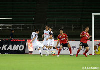 こぼれ球を志知 孝明（水戸）がミドルシュート！一度はDFにブロックされるが、再び冷静に右足でコースを突き、同点に追いつく【明治安田Ｊ２ 第21節 金沢vs水戸】