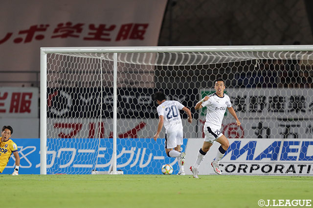 韓 勇太（鹿児島/#28）がPA中央まで運び、右足で放ったシュートはGKに触られながらも、ゴールに吸い込まれて先制に成功する！【明治安田Ｊ２ 第21節 岡山vs鹿児島】