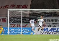 韓 勇太(鹿児島/#28)がPA中央まで運び、右足で放ったシュートはGKに触られながらも、ゴールに吸い込まれて先制に成功する!【明治安田J2 第21節 岡山vs鹿児島】