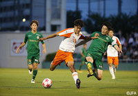 突破を計る平山 駿（法政大）とそれを許さない近藤 直也（東京Ｖ）【天皇杯 2回戦 東京Ｖvs法政大】