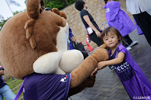 サンチェ君がちびっこサポのほっぺをつん♪【明治安田Ｊ１ 第19節 鳥栖vs広島】