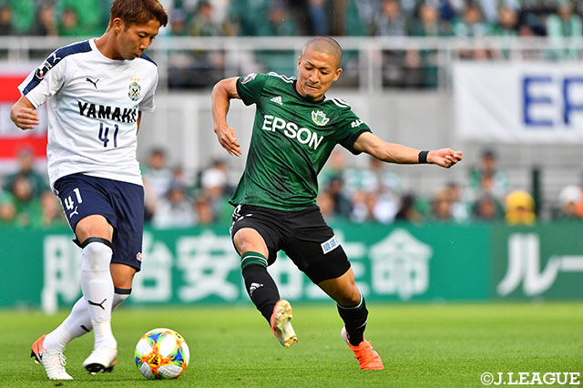 持ち前のスピードと豊富な運動量を誇る前田 大然（松本）が前線からボールを奪いにいく！【明治安田Ｊ１ 第19節 松本vs磐田】