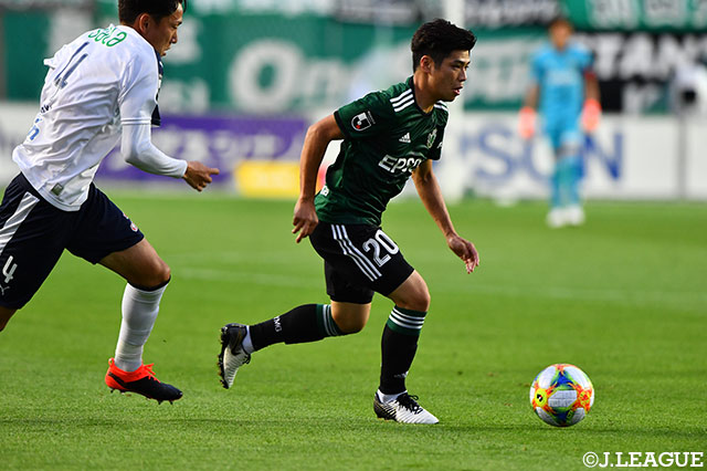 タッチの細かいドリブルで攻撃の糸口を探る杉本 太郎（松本）【明治安田Ｊ１ 第19節 松本vs磐田】