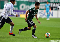 タッチの細かいドリブルで攻撃の糸口を探る杉本 太郎(松本)【明治安田J1 第19節 松本vs磐田】