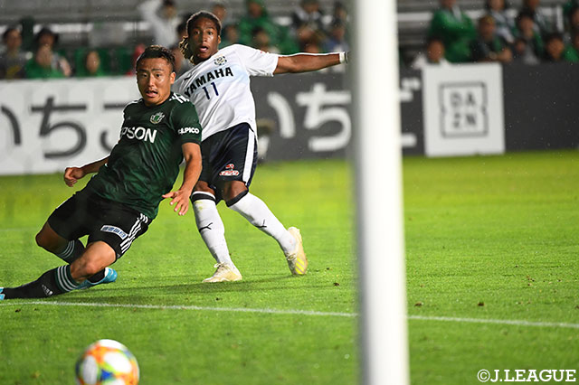 後半40分、ロドリゲス（#11）の鋭いシュートがゴール左に突き刺さり、磐田が待望の先制点を決める！【明治安田Ｊ１ 第19節 松本vs磐田】