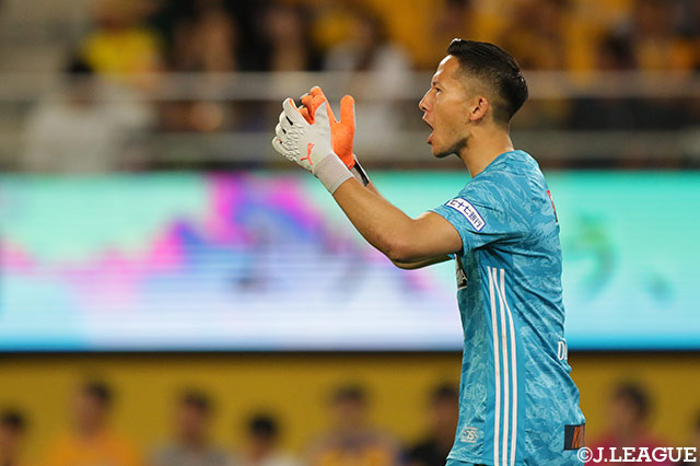 最後尾からチームを鼓舞するシュミット ダニエル（仙台）【明治安田Ｊ１ 第19節 仙台vs鹿島】