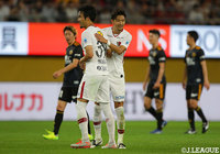 チーム3点目を奪い喜ぶ白崎 凌兵(鹿島/右)と犬飼 智也(#39)【明治安田J1 第19節 仙台vs鹿島】