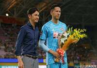 試合後、シント＝トロイデン（ベルギー）へ移籍するシュミット ダニエル（仙台）の壮行会が行われた【明治安田Ｊ１ 第19節 仙台vs鹿島】