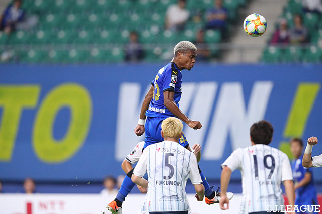 失点直後の前半23分、オナイウ 阿道が打点の高いヘディングシュートを決めて、大分が同点に追いつく！【明治安田Ｊ１ 第19節 大分vs札幌】