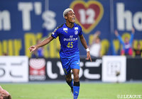 後半30分、オナイウ 阿道(大分)がPA手前から精度の高いシュートをゴール左隅に決めて、逆転に成功する【明治安田J1 第19節 大分vs札幌】