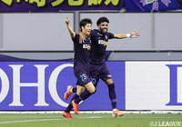 後半30分、FKからのボールをファーサイドのパトリック（#10）が折り返し、荒木 隼人（#23）が詰めて広島が先制に成功する【明治安田Ｊ１ 第19節 鳥栖vs広島】