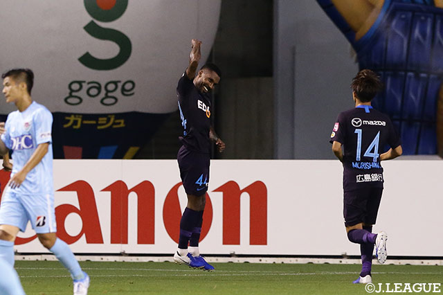 先制から5分後、ハイネル（#44）がカットインから放ったシュートがゴールネットに吸い込まれ、広島がリードを広げる【明治安田Ｊ１ 第19節 鳥栖vs広島】