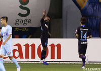 先制から5分後、ハイネル（#44）がカットインから放ったシュートがゴールネットに吸い込まれ、広島がリードを広げる【明治安田Ｊ１ 第19節 鳥栖vs広島】