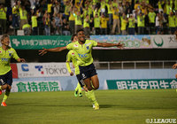 栃木は1-1で迎えた後半AT、クロスのこぼれ球をヘニキが押し込んで土壇場で逆転に成功する！【明治安田Ｊ２ 第22節 栃木vs山口】