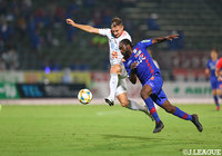 ピーター ウタカ（甲府）とユトリッチ（愛媛）が見応えのあるマッチアップを展開【明治安田Ｊ２ 第22節 甲府vs愛媛】