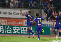 後半30分、ドゥドゥ(#10)が右足を振り抜いて放ったシュートがネットに突き刺さり、甲府が先制!【明治安田J2 第22節 甲府vs愛媛】