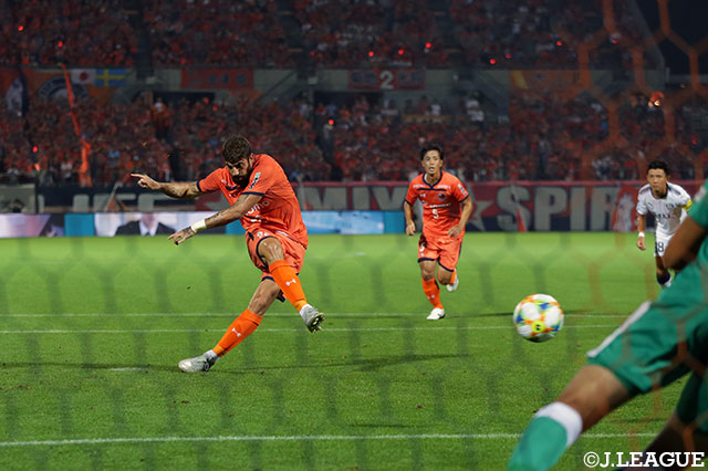 前半14分、先発に戻ってきたフアンマ デルガドが冷静にPKを沈め、大宮が先制！【明治安田Ｊ２ 第22節 大宮vs鹿児島】