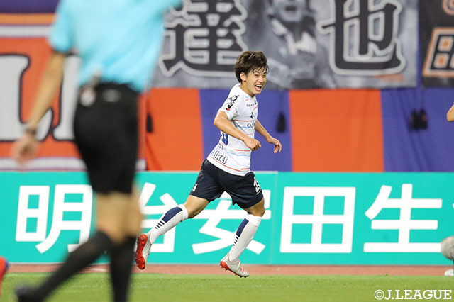 ケガ明けの斉藤 光毅（横浜FC）が13試合ぶりに先発に復帰。前半34分には、先制点を挙げてみせた【明治安田Ｊ２ 第22節 新潟vs横浜FC】