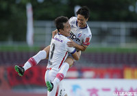 試合開始2分、イ ヨンジェ(岡山/#9)が幸先よく先制ゴールを獲得!得点をお膳立てした仲間 隼斗と喜びを爆発させる!【明治安田J2 第22節 琉球vs岡山】