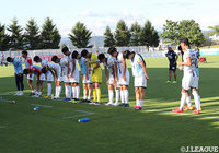 ホームで完敗を喫し、頭を下げる岩手の選手たち【明治安田Ｊ３ 第16節 岩手vs藤枝】