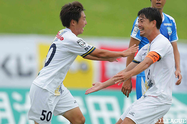 前半23分、右サイドからのクロスのこぼれ球に反応した坂井 大将（#50）が押し込み、アウェイの群馬が先制！坂井は嬉しい今季初ゴール！【明治安田Ｊ３ 第16節 沼津vs群馬】