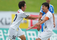 前半23分、右サイドからのクロスのこぼれ球に反応した坂井 大将(#50)が押し込み、アウェイの群馬が先制!坂井は嬉しい今季初ゴール!【明治安田J3 第16節 沼津vs群馬】