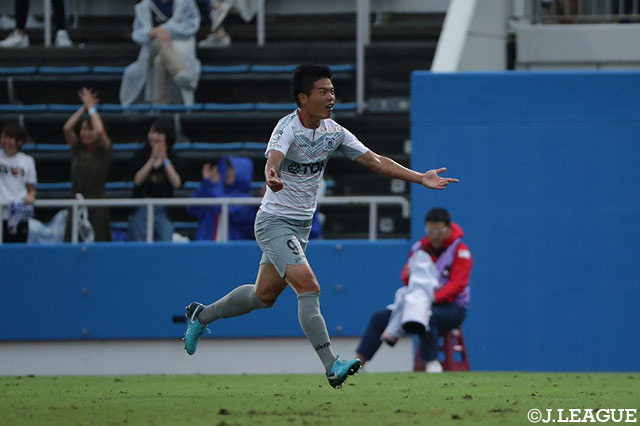 中村 亮太（#9）が豪快に右足を振り抜くと、鋭いシュートが左ポストを叩きながらネットを揺らして、秋田が追加点を奪う！【明治安田Ｊ３ 第16節 YS横浜vs秋田】