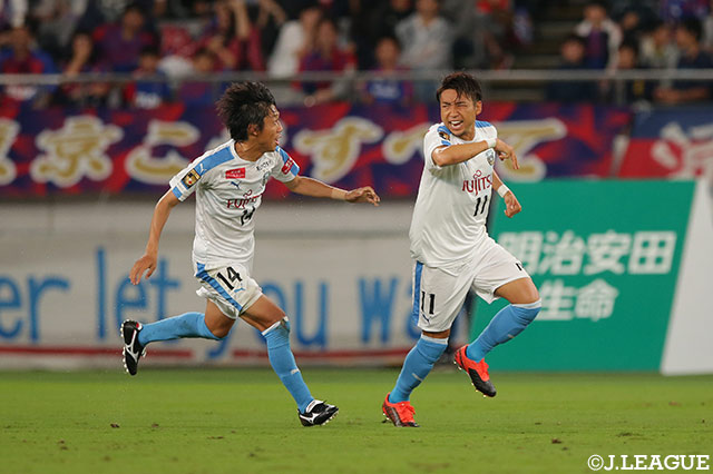 前半20分のCKから小林 悠（#11）が強烈なヘディングシュートをネットに突き刺し、川崎Ｆが先制！小林はこのゴールでＪ１通算100得点を達成【明治安田Ｊ１ 第19節 FC東京vs川崎Ｆ】