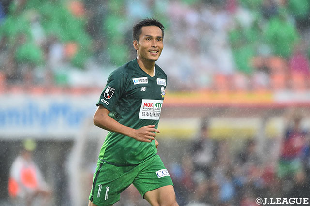 前田 遼一（岐阜）がPA手前から左足で狙い澄ましたシュートを放ってネットを揺らし、開始早々の4分に先制点を獲得！【明治安田Ｊ２ 第22節 岐阜vs千葉】